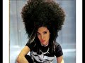 Sie sehen ein Video von Cerb und meiner Weniigkeit zum Remix des original Körperzellensongs.:5:________www.pes-x.deLyrics:---------Jede Zelle meines Körpers ist glücklich, jede Körperzelle fühlt sich wohl.Jede Zelle meines Körpers ist glücklich, jede Körperzelle fühlt sich wohl.*lache* Ja, die Welt is nämlich gut, alle zellen im körper sind glücklich, alles ist gut nicht nur ein bisschen, sondern wirklich alles.Sogar der Bus kommt punktlich und der Fahrer is nett,die Bahn zwar nur Stündlich doch sie fährt nie mehr weg.Sie wartet auf mich und is angenehm leer,es richt nich nach Urin, was will man mehr....Nichts! Man kann nicht mehr verlangen, es is das maximum an Glückseligkeit das wir erreichen können. Sogar Handwerker sind nett...Handwerker sind gründlich und pünktlich und riechen gut,machen nicht dauernd Pause und sind super nett, elegant, charmant, filigran und adrettund zerkratzen dir nich dein Parkett...und dabei ham sie das so gern gemacht, aber sie verzichten darauf, damit wir alle glücklich sein können, und ich, ich klatsch nur noch ab, komm hier, gib mir fünf, high Five, und jetzt machen wir einen Marsch, aber keinen wie mao oder Napoleon, sondern einen Spaßmarsch, mit allen Leuten die diese Welt so Toll machen...refrain:Ich sag nich mehr Hallo ich klatsch nur noch ab,ich geb allen fünf und die ganze Stadt.high five ichich high five michdurchs ganze Landvon den bergen zum Strandals Gustav Gans und Hans im Glücknehm ich alle mit,kommt alle mit,kein großer Marschein großer Spaßfür alle Mannkommt alle ran.All die Busfahrer und Bahnschaffner und Türsteher und Pizzajungnund die Menschen die mit einem Smartzwei Parkplätze besetzen sind auch mit am Start.Mit Luca Toni Hand in Handan der anderen einen vom Ordnungsamt.Schnellstrassen benutzende Rennradfahrer,ein Zeuge Jehovaund die uralte Oma.die im Bahnhof immer vor mir her schleicht,nehm ich Huckepack und lauf im Schweinsgallop an die Spitze des Zugszu den lichthupenden Autobahndränglern die ganz vorne mitrennen.Und die Drive in Angestellten verteilenall die bestellten noch nie eingepackten und trotzdem bezahlten Cheeseburger an die ihnen zujubelnde Menge, Jaaa!Jede Zelle meines Körpers ist glücklich, jede Körperzelle fühlt sich wohl.Jede Zelle meines Körpers ist glücklich, jede Körperzelle fühlt sich wohl.refrain:Ich sag nich mehr Hallo ich klatsch nur noch ab,ich geb allen fünf und die ganze Stadt.high five ichich high five michdurchs ganze Landvon den bergen zum Strandals Gustav Gans als Hans im Glücknehm ich alle man mit,kommt alle mal mit,kein großer Marschein großer Spaßwir machen nen Tripund jeder kommt mit.Meine viel zu langenSupermarktschlangenaus immer den selbensechs, sieben, acht Tanten.Die roten Ampeln und die Hundehaufen,die alle mit Hüpfen, mit rollen und laufen.All die Bademeister, und Bild Redakteureund die Nummer-ziehgeräte vom Arbeitsamtlassen jeden mit Scheinals nächses rein.Mein Nachbar mit dem Laubgebläsedem Programmchef von Sat1der darf auch nicht fehlen,genauso wenig wie MensafrauenPolitiker, Bauarbeiter, Kölner, berstend volle Wartezimmer,Comedians, Marcel Reif, wlan empfänger, Friseure, doppelt so laute Werbung.Alles rennt mit!