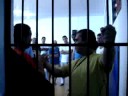 Retirada de suspeito da grade