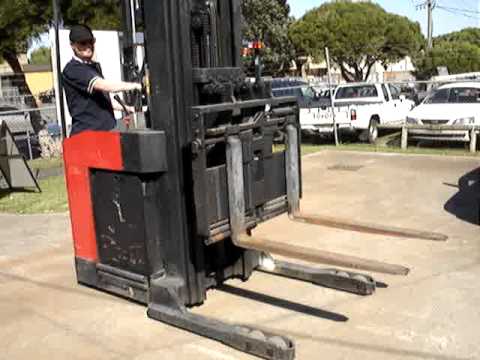 how to drive a electric forklift