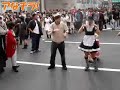 メイド女装男と欧米人男性のダンス