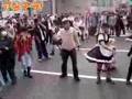 メイド女装男と欧米人男性のダンス