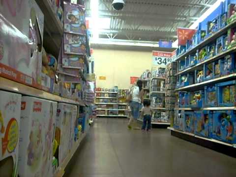 lol sum little girl in walmartt