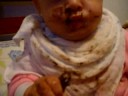 Rafaella comendo chocolate