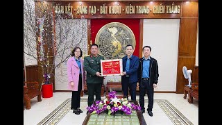 LĐLĐ thành phố thăm tặng quà CNVCLĐ các đơn vị trực Tết