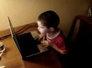 Mijael en la laptop