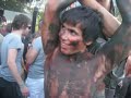 Helyszín: EFOTTIdőpont: 2008.07.19.Főszerepben: Laci, Zoli, Zsolt, NorbiFelhasznált anyagok: barna, zöld, kék festékek és 5 üveg vodka.Zene: 30Y Bogozd ki.Csinálj olyat, hogy másnap szégyeld,hogy vele kefélsz és más nevével ébredszés ha kérdezi másnap, hogy ki az a nő, kussolj simán.Csinálj olyat, hogy dicsérnek érte,hogy ne húzd le addig, amíg más meg nem nézte,és csak azt kívánd meg, amit más is megkíván.Szóval, ennyit a lázadásról,ennyit arról, hogy félre,amit összemuzsikálsz nyáron,azt raktározd el még télre.Szóval, ennyit arról, hogy dicső, szóval, ennyit arról, hogy szégyen,amit összekuszálsz nyáron,azt bogozd ki télen.Azt mondta, neki még nem volt úgy mint velem,hogy nem csak szex, hanem hogy é-é-érzelem, hogyszívek találkoztak, és hogy őt nekem szánta az ég,mondom hiába....Aztán megszokta lassan, hogy horkolok,és már kevésbé játszanak a hormonok,megfagytak, vagy az az 