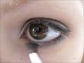 Apprenez la technique du eyeliner estompé afin de créer un faux oeil charbonneux! Facile et rapide, voici une de mes techniques favorites pour obtenir un regard sexy! En 2 temps, 3 mouvements, réinventez le smokey eye! MERCI DE VOUS ABONNER - CYNTHIA DULUDE PRODUITS : crayon noir dior ombre carbon black mac ombre gesso mac cache-cernes portfolio lise watier mascara dior ombre brune cork et bark mac pinceaux musst MUSIQUE : the owl named orion-dan-o www.danosongs.com AJOUTEZ MOI SUR FACEBOOK : www.facebook.com