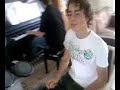het liedje bad day op het electrische drumstel Richard Engel en op de piano Auke Zwaan.