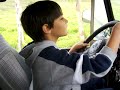Biel dirigindo um Jeep sozinho