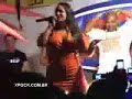 Mulher Melancia cai de bunda em apresenta��o.