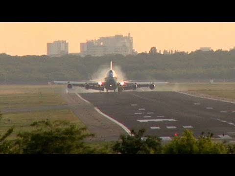 berlin - Für zwei Tage hält sich US-Präsident Barack Obama mit seiner Familie in Berlin auf. Wir haben die Landung der Air Force One am Flughafen Tegel festgehalten.