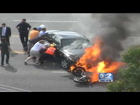 Motociclista é salvo das chamas por populares