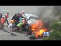 Wyciągnęli motocyklistę spod palącego się samochodu