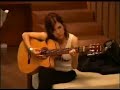 Virginia canta Allellujah con la guitarra