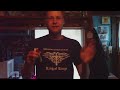 In diesem uneleganten Video erklärt der Magier Ihnen einen einfachen Trick, der ihr Publikum verblüffen wird. Alles was Sie benötigen ist eine Stange 