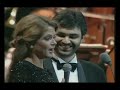 pavarotti and friends
nancy gustafson giorgia andrea bocelli bryan adams
brindisi
giuseppe verdi - la traviata

alfredo:
libiamo, libiamo ne'lieti calici
che la belleza infiora.
e la fuggevol ora s'inebrii
a volutt�.
libiamo ne'dolci fremiti
che suscita l'amore,
poich� quell'ochio al core
omnipotente va.
libiamo, amore fra i calici
pi� caldi baci avr�.
all:
ah, libiamo;
amor fra i calici
pi� caldi baci avr�

violetta:
tra voi tra voi sapr� dividere
il tempo mio giocondo;
tutto � follia nel mondo
ci� che non � piacer.
godiam, fugace e rapido
e'il gaudio dell'amore,
e'un fior che nasce e muore,
ne pi� si pu� goder.
godiam c'invita un fervido
accento lusighier.
all:
godiam, la tazza e il cantico
la notte abbella e il riso;
in questo paradise
ne sopra il nuovo d�.
violetta:
la vita � nel tripudio

alfredo:
quando non s'ami ancora.

violetta:
nol dite a chi l'ignora,

alfredo:
e' il mio destin cos� ...

all:
godiamo, la tazza e il cantico
la notte abbella e il riso;
in questo paradiso ne sopra il nuovo d�.