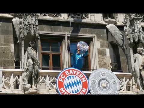 Manuel Neuer im blauen Trikot