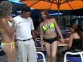 chica se desnuda en la playa.mpg
