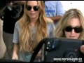 la actriz intenta pasear por la calle mientras los fot�grafos la rodean, impidi�ndole cualquier movimiento. desde que ha salido a la luz su homosexualidad, lindsay es m�s conocida por eso que por sus trabajos.