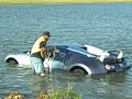Auto de lujo se mete a un lago