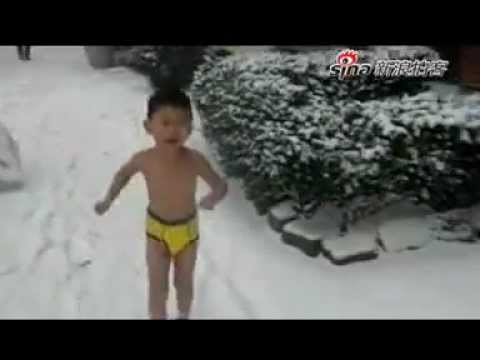 "鷹爸"暴雪中訓練4歲兒子(視頻)