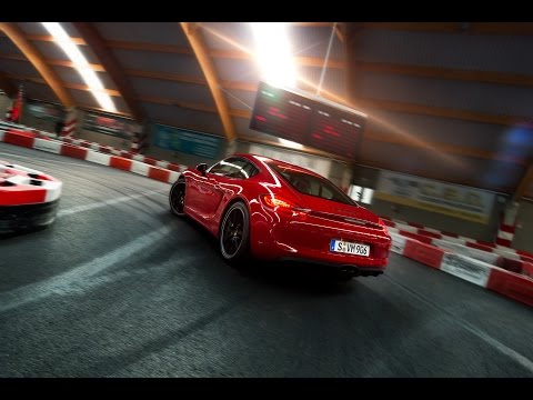 Porsche Cayman GTS en una pista de karts