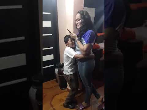 Rodzinka konkretnie wkręca młodego, że jest niewidzialny