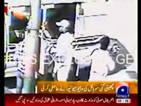 Liyari Gangwar - Lyari Gang war Gangsters using Police Mobile for kidnapping in Karachi.