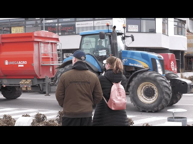 Így tüntettek a gazdák Galántán