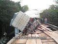 Carreta quase cai no Rio Santa Helena na MT 206