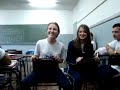 Tamires e Cris brincando de carrinho