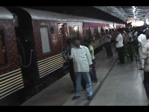 how to reach khajuraho from mumbai by train