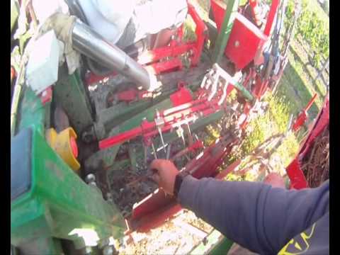 planteuse - plantation de vigne en Touraine (Planteuse WAGNER guidage par satellite)
