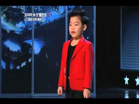 Niño coreano bailando