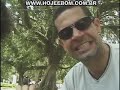Caras do grupo Hoje é Bom tentam animar sua galinha deprimida com um agradável passeio no parque