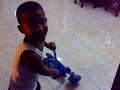gabriel jodiendo con el mono patin