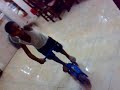 gabriel jodiendo con el mono patin