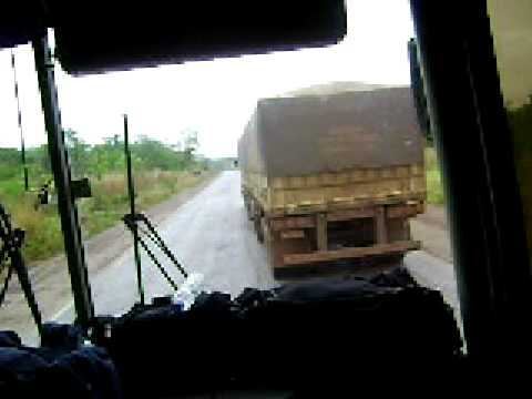 ÔNIBUS ULTRAPASSANDO BITREM. ESCORT É JOGADO PRO ACOSTAMENTO!