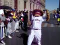 porra dorada y pancho pistolas en el desfile