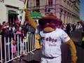 videos de porra dorada y pancho pistolas en el desfile