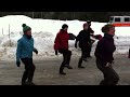 Le groupe de gumboots Chaya, formé de jeunes femmes de la Baie-des-Chaleurs, danse en cadence, dans le cadre enchanteur des montagnes du Parc de la Gaspésie.
