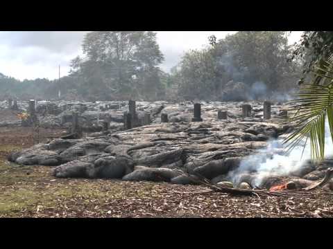 YouTube: lava cubre un cementerio en Hawái