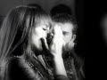el blues de la generacion perdida
(eva amaral/juan aguirre)
dices que yo
no tengo casi nada en la cabeza
me miras, me juzgas, me condenas
�qu� importa mi opini�n?
dices que yo
no he combatido en un mill�n de guerras
que me da igual la voz de la experiencia
dices que yo
me dices que yo
dices que s�lo soy una veleta
a la que el viento se lleva sin querer
dices que s�lo soy una cometa
que se eleva y que un d�a va a caer
dices que yo
a veces te resulto incomprensible
mitad vulgar, mitad un ser sensible
dices que yo
dices que yo
escribo solamente tonter�as
el blues de una generaci�n perdida
dices que yo
me dices que yo
dices que s�lo soy una veleta
a la que el viento se lleva sin querer
dices que s�lo soy una cometa
que se eleva y que un d�a va a caer
si yo pudiera me llevar�a la tristeza
de tu cabeza, de tu cabeza
dices que me pierdo a cada instante
que el futuro est� en el aire y mi vida del rev�s
ya s� que siempre dices lo que piensas
por eso siempre escuchar� aunque me duela
c�mo me dices que s�lo soy una veleta
a la que el viento se lleva sin querer
dices que s�lo soy una cometa
que se eleva y que un d�a va a caer