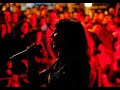 el blues de la generacion perdida
(eva amaral/juan aguirre)
dices que yo
no tengo casi nada en la cabeza
me miras, me juzgas, me condenas
�qu� importa mi opini�n?
dices que yo
no he combatido en un mill�n de guerras
que me da igual la voz de la experiencia
dices que yo
me dices que yo
dices que s�lo soy una veleta
a la que el viento se lleva sin querer
dices que s�lo soy una cometa
que se eleva y que un d�a va a caer
dices que yo
a veces te resulto incomprensible
mitad vulgar, mitad un ser sensible
dices que yo
dices que yo
escribo solamente tonter�as
el blues de una generaci�n perdida
dices que yo
me dices que yo
dices que s�lo soy una veleta
a la que el viento se lleva sin querer
dices que s�lo soy una cometa
que se eleva y que un d�a va a caer
si yo pudiera me llevar�a la tristeza
de tu cabeza, de tu cabeza
dices que me pierdo a cada instante
que el futuro est� en el aire y mi vida del rev�s
ya s� que siempre dices lo que piensas
por eso siempre escuchar� aunque me duela
c�mo me dices que s�lo soy una veleta
a la que el viento se lleva sin querer
dices que s�lo soy una cometa
que se eleva y que un d�a va a caer