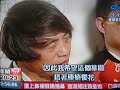 中視新聞安藤忠雄打造生命巨塔櫻花飛瀑---台北縣三芝鄉預定墓園新聞有一處誤植畫面上的是水之教堂中視打成光之教堂龍巖墓園安藤忠雄設計【經濟日報╱記者梁任瑋／台北報導】 2009.04.25 03:33 am 在台灣擁有廣大粉絲的日本建築師安藤忠雄，09.04.24與殯葬業者龍巖人本簽約設計墓園，這是台灣首度由企業獨資邀請安藤忠雄設計的建築案，也是安藤忠雄第一個墓園作品。因工程浩大，龍巖預計花八至十年時間興建，投入經費高達100億元，每個納骨塔位價格上看100萬元，打破國內納骨塔單價紀錄。 龍巖與安藤忠雄合作的墓園位於北縣三芝山上，占地26公頃（7.8萬坪），將興建地上三層、地下一層的建築物，總樓地板面積約8000餘坪，有一半都隱藏於地下。 龍巖人本董事長李世聰說，每年請安藤忠雄設計建案的公司不計其數，但只有3%能中選，也許是自己的意志力與熱情感動了安藤忠雄，他希望墓園能走「低調的奢華」風格。 安藤忠雄表示，偉大的建築可以讓人充滿自信，他希望這座成為世界最知名的墓園，但他也不諱言本案難度很高，他抱持「山要難爬，才有意思」的精神努力。 龍巖人本總經理劉偉龍說，自從去年宣布與安藤忠雄合作，就有不少企業家表明要訂購，為了讓大家盡快目睹大師的作品，安藤忠雄特別答應為龍巖設計已完工的真龍殿內部塔位空間。 目前安藤忠雄設計的空間，將由王俠軍的八方新氣設計納骨塔面板，每個單價要60萬元，以此推估，未來安藤忠雄設計的納骨塔位每個單價至少要100萬元，打破國內納骨塔單價紀錄。