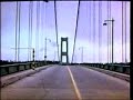 Pont Tacoma - Résonance mécanique fr.wikipedia.org Le Tacoma Narrows Bridge (traduit le plus souvent par pont de Tacoma ou pont du détroit de Tacoma) est un pont suspendu qui franchit Tacoma Narrows (le détroit de Tacoma), un rétrécissement du Puget Sound. Il connecte les villes de Tacoma et Gig Harbor, dans l'État du Washington (États-Unis d'Amérique). Le premier pont, inauguré le 1er juillet 1940, s'est effondré le 7 novembre 1940, constituant un des plus célèbres accidents de génie civil. Le deuxième pont, ouvert en 1950, est toujours en service ; il a été doublé et inauguré en 2007.