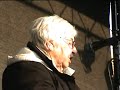 in ihrem redebeitrag, den sie auf dem mahngang zur db ag f�r die ermordeten kinder und jugendlichen aus berlin hielt, berichtet esther bejarano, �berlebende der shoah, �ber ihre erlebnisse und erinnert daran, dass der kampf gegen faschismus und antisemitismus nicht blo� ein kampf der vergangenheit ist.

auch wenn diese rede schon einige monate zur�ckliegt versteht es sich von selbst, dass diese nichts an aktualit�t verloren hat.

mehr informationen zum zug der erinnerung: 

http://www.zug-der-erinnerung.eu/

weiteres informatives filmmaterial und interessante dokumentationen:

http://kanalb.org/