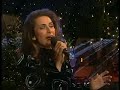 geraldine olivier - le petit papa no�l 2006

c'est la belle nuit de no�l 
la neige �tend son manteau blanc 
et les yeux lev�s vers le ciel, 
a genoux, les petits enfants, 
avant de fermer les paupi�res, 
font une derni�re pri�re. 

le petit papa no�l 
quand tu descendras du ciel 
avec des jouets par milliers 
n'oublie pas mon petit soulier. 

mais, avant de partir, 
il faudra bien te couvrir 
dehors tu vas avoir si froid 
c'est un peu � cause de moi. 

il me tarde tant que le jour se l�ve 
pour voir si tu m'as apport� 
tous les beaux joujoux que je vois en r�ve 
et que je t'ai command�s. 

le petit papa no�l 
quand tu descendras du ciel 
avec des jouets par milliers 
n'oublie pas mon petit soulier. 

mais, avant de partir, 
il faudra bien te couvrir 
dehors tu vas avoir si froid 
c'est un peu � cause de moi.

dehors tu vas avoir si froid 
c'est un peu � cause de moi.