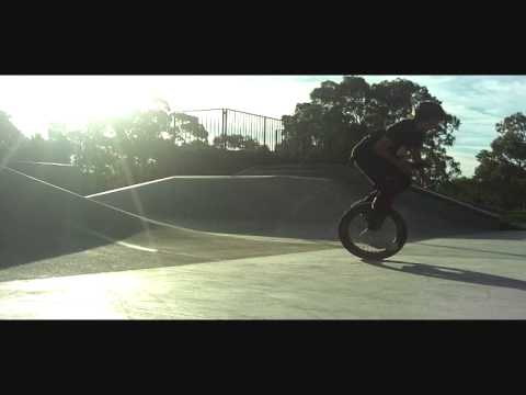 BMX BIKES TRICKS STUNTS CRASHES