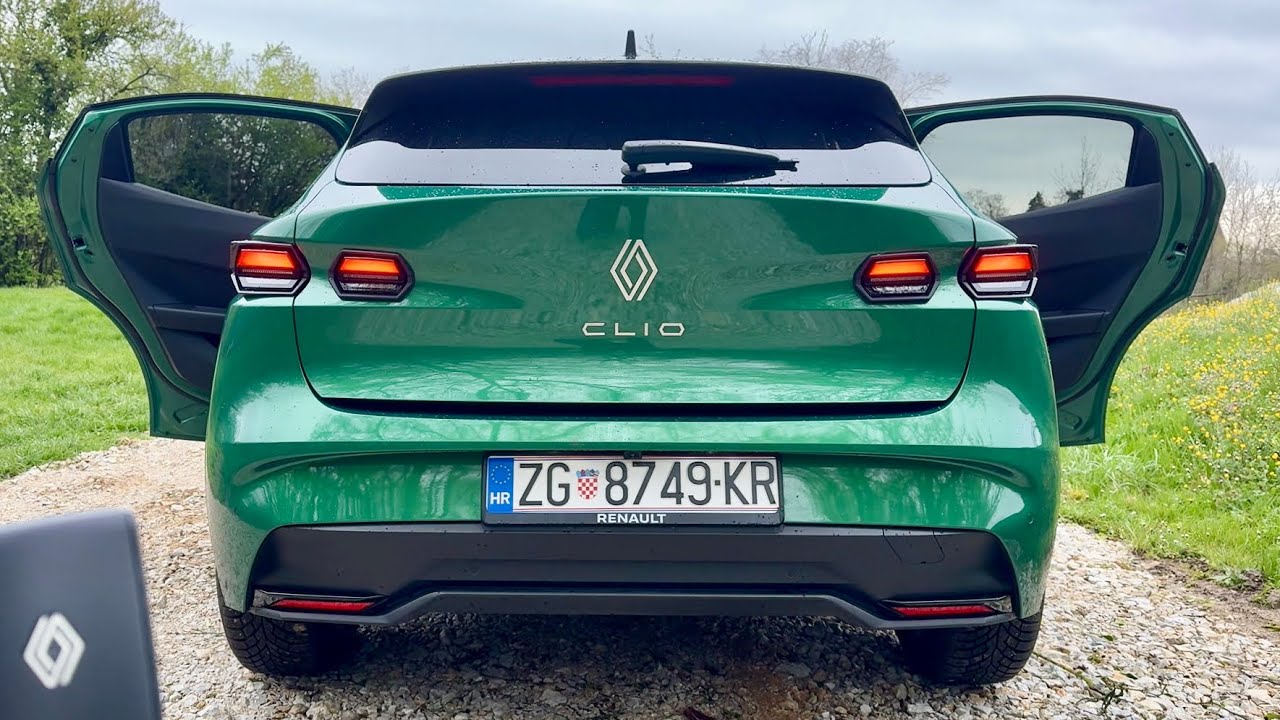 RENAULT CLIO 2026 - GENEROUS TRUNK space, SPARE WHEEL & STORAGE areas (TCe 115 HP petrol)
